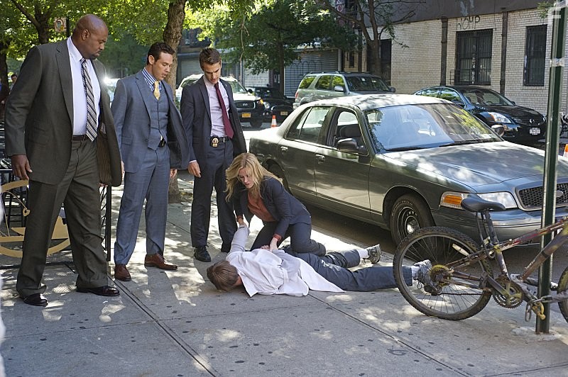 Chi McBride, Bonnie Somerville, Kevin Alejandro, and Theo James in Везунчик (2013)