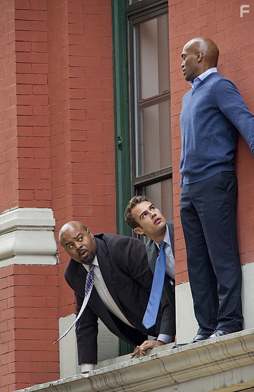 Chi McBride and Theo James in Везунчик (2013)