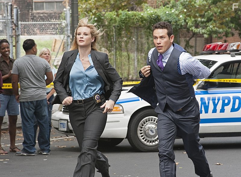 Bonnie Somerville and Kevin Alejandro in Везунчик (2013)