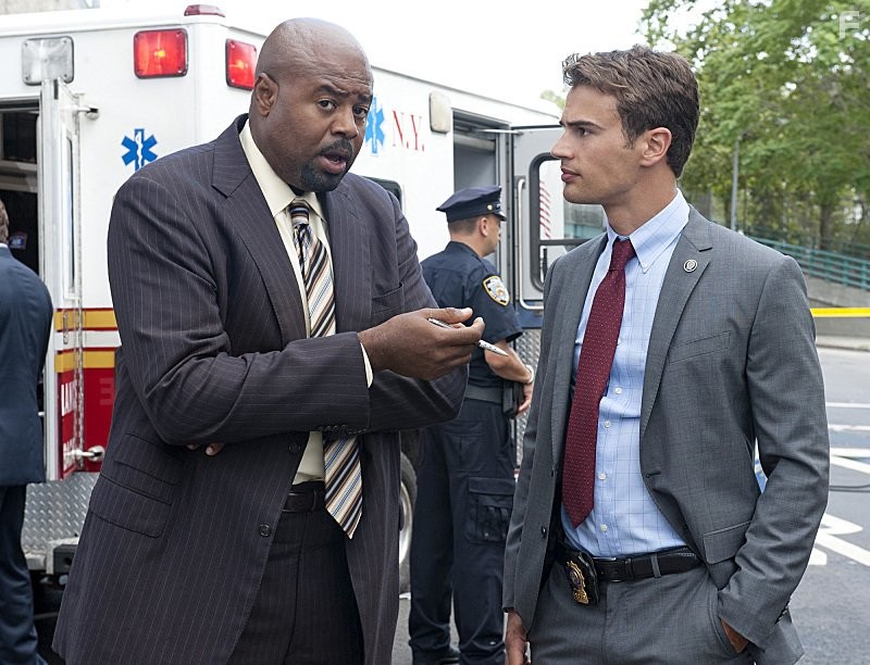 Chi McBride and Theo James in Везунчик (2013)