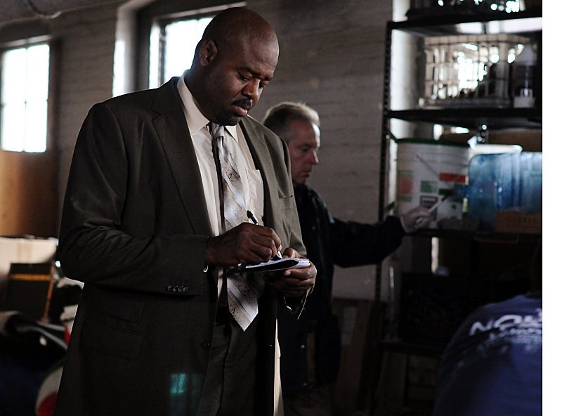 Chi McBride and Don Owen in Везунчик (2013)
