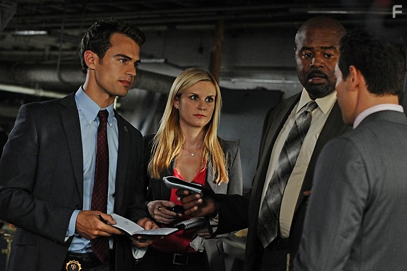 Chi McBride, Bonnie Somerville, Kevin Alejandro, and Theo James in Везунчик (2013)