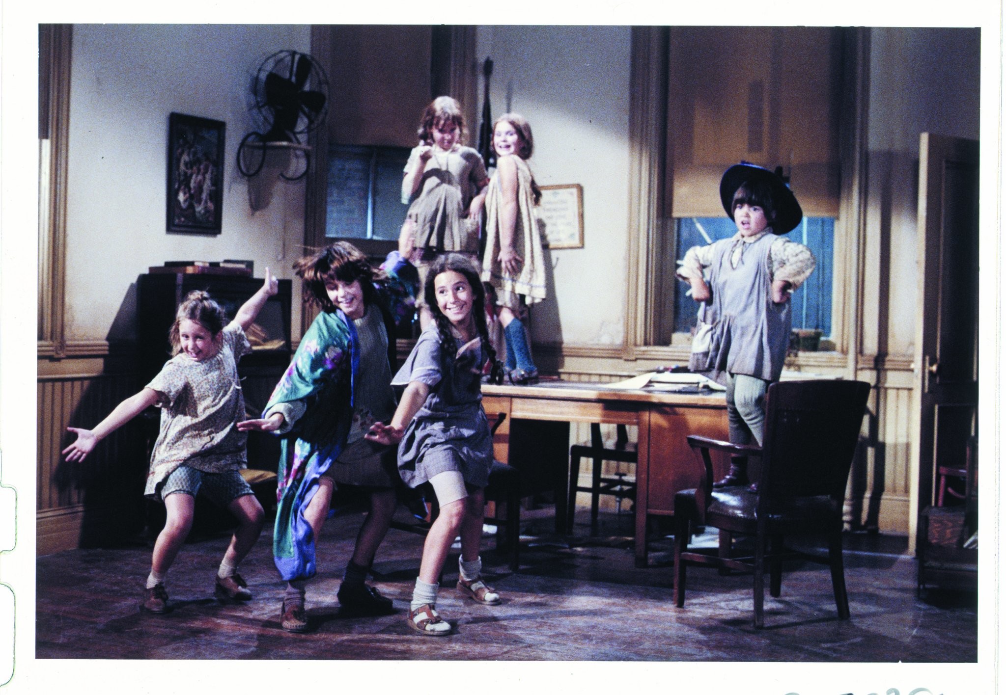 Lara Berk, Toni Ann Gisondi, Robin Ignico, April Lerman, Rosanne Sorrentino, and Lucie Stewart in Энни (1982)