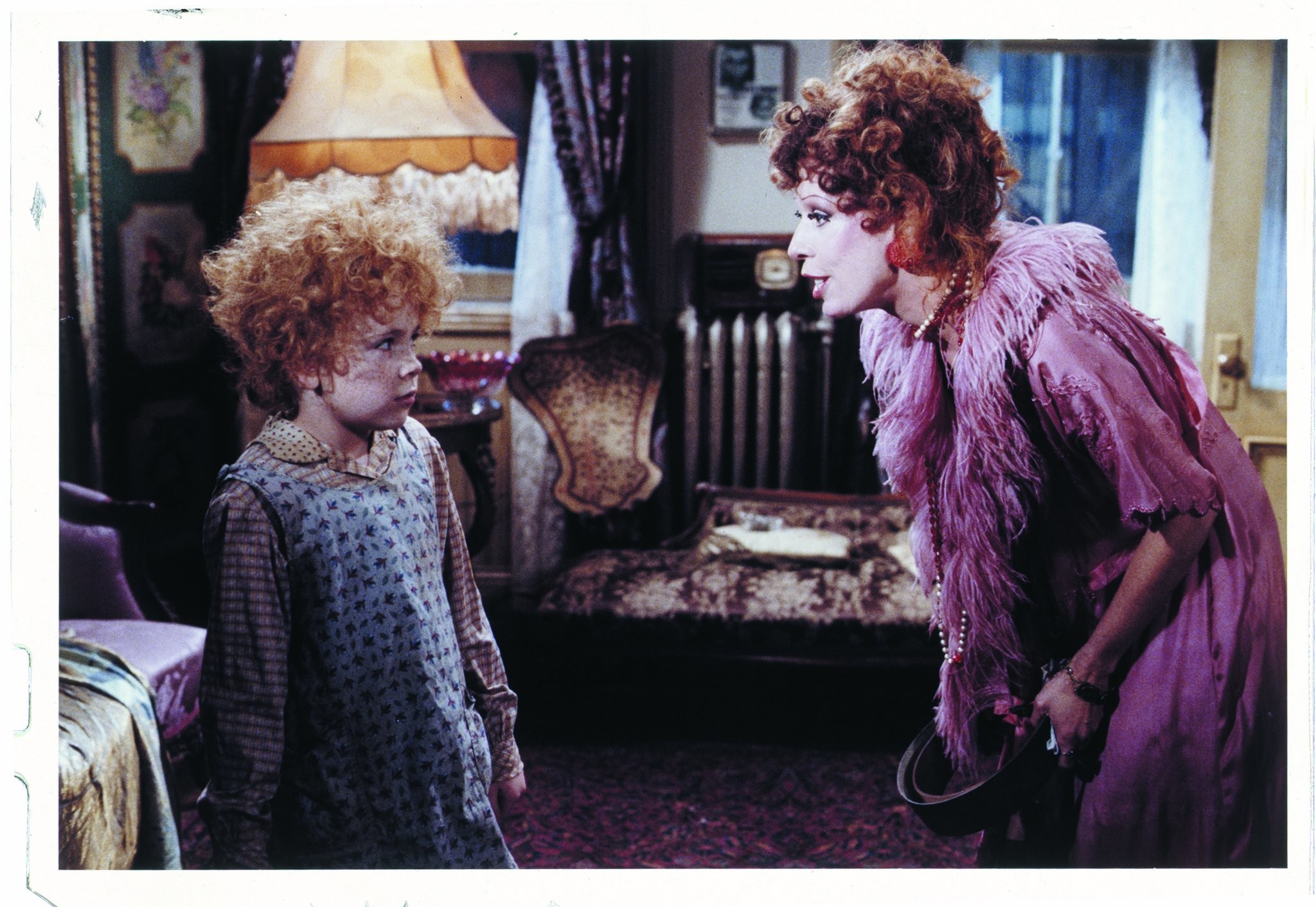 Carol Burnett and Aileen Quinn in Энни (1982)