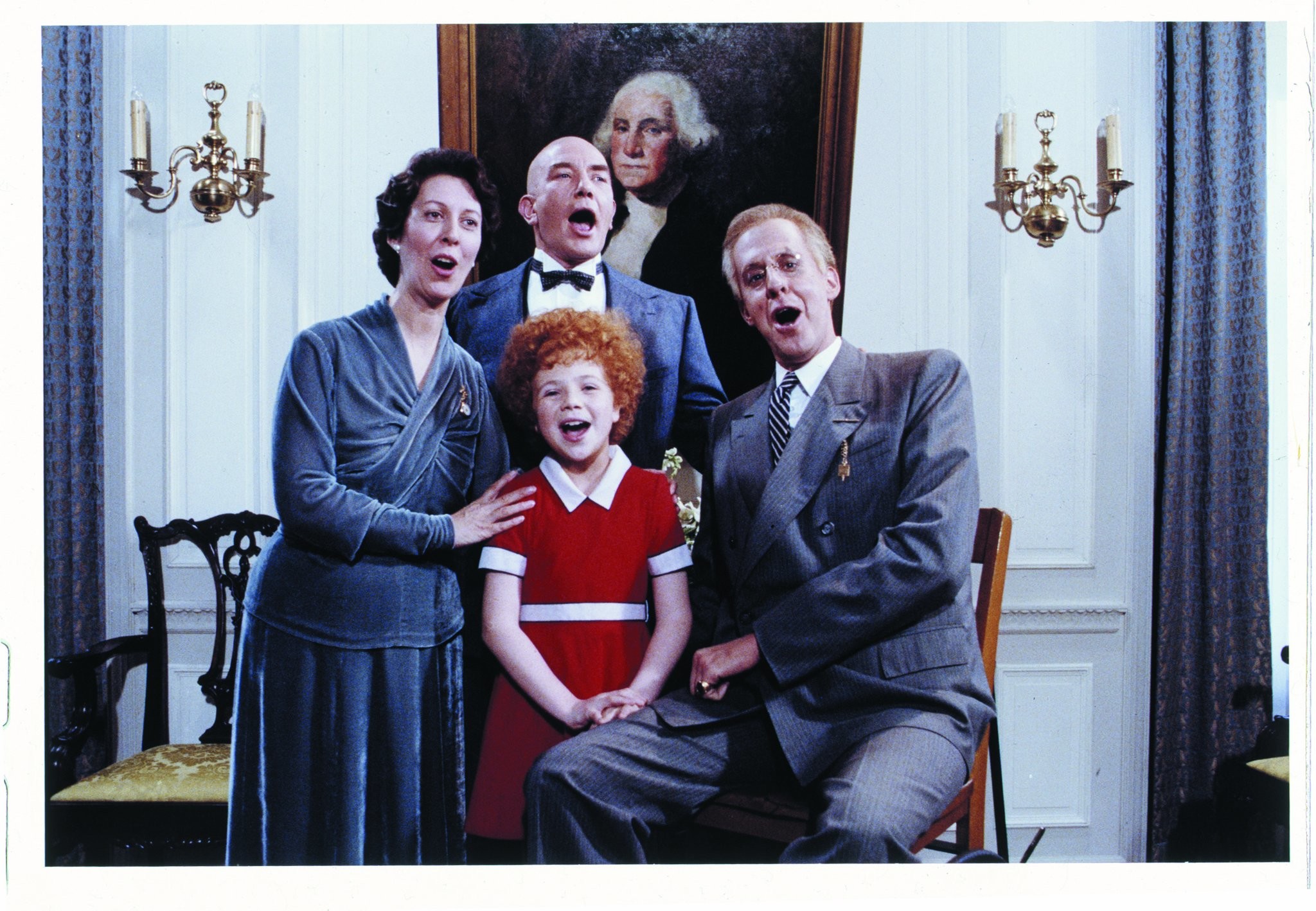 Albert Finney, Edward Herrmann, Lois De Banzie, and Aileen Quinn in Энни (1982)