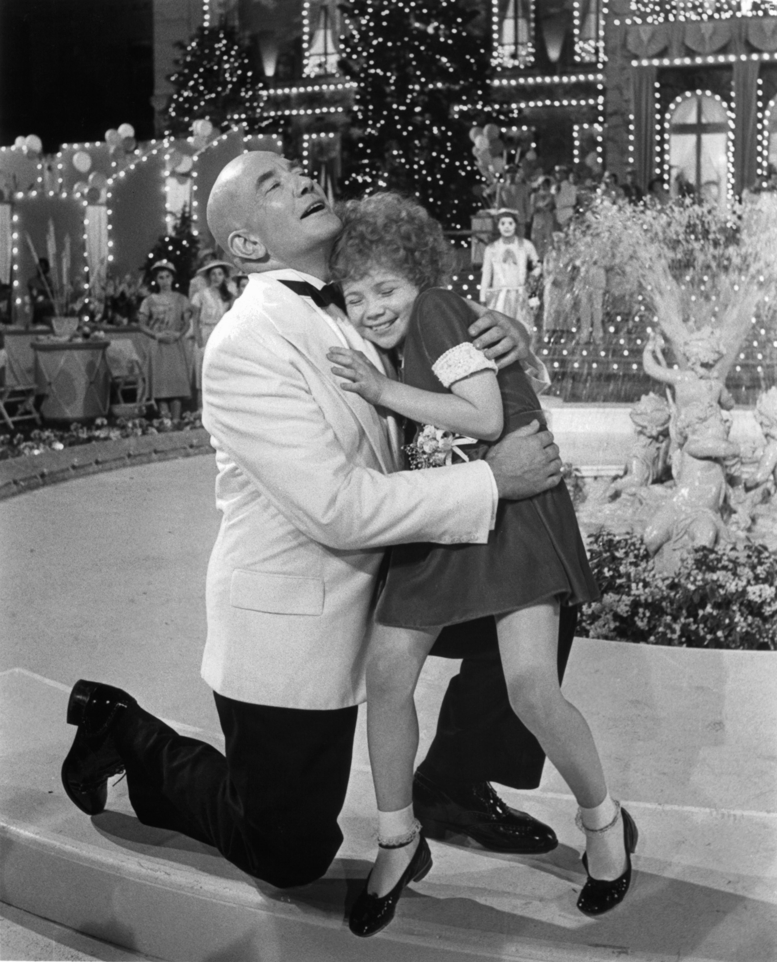 Albert Finney and Aileen Quinn in Энни (1982)