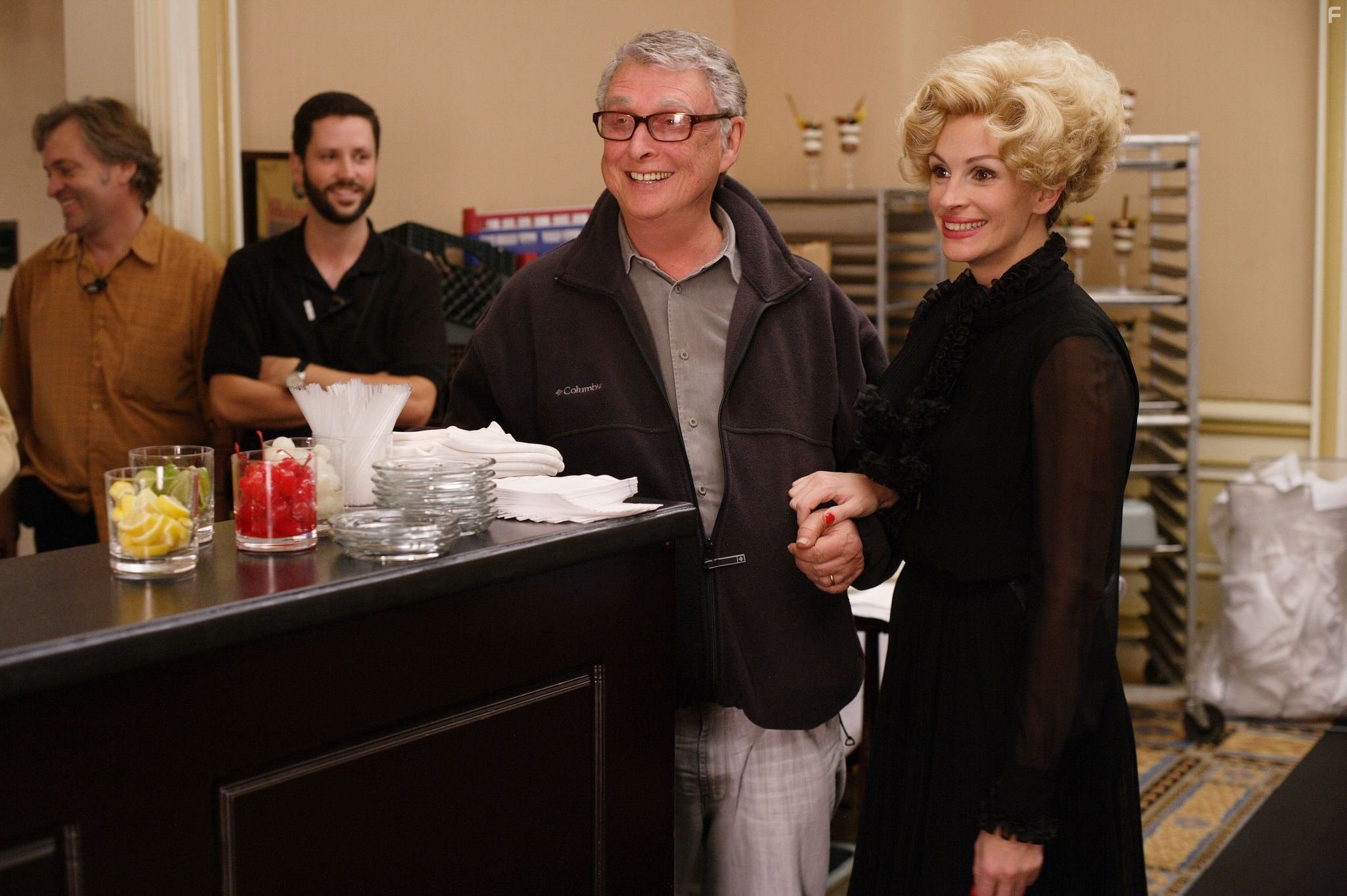 Julia Roberts and Mike Nichols in Война Чарли Уилсона (2007)