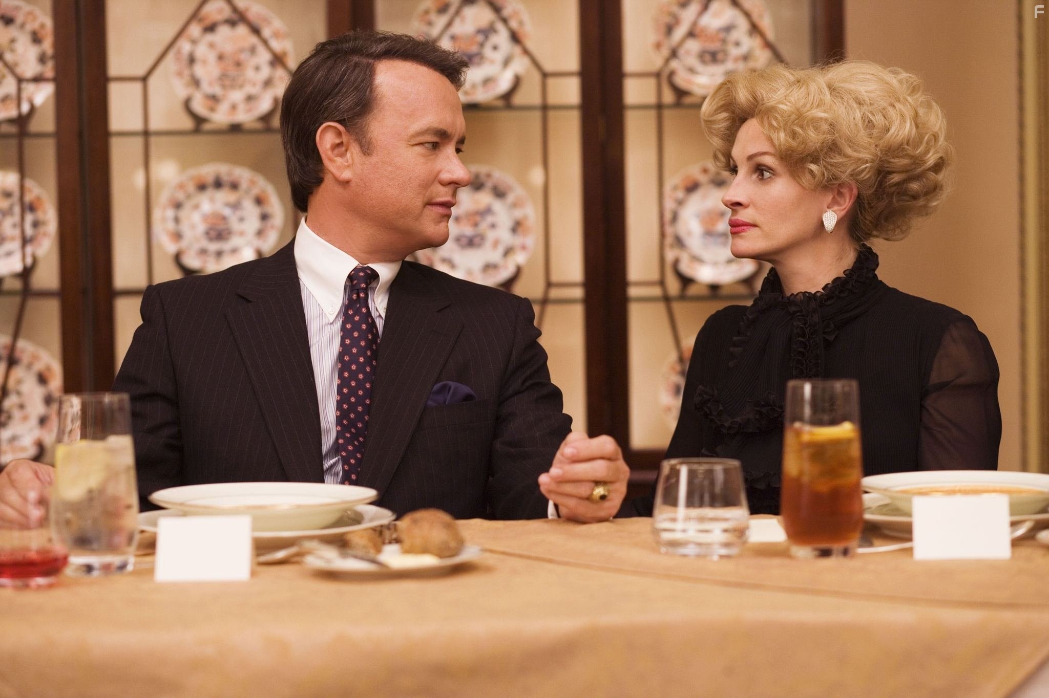 Tom Hanks and Julia Roberts in Война Чарли Уилсона (2007)