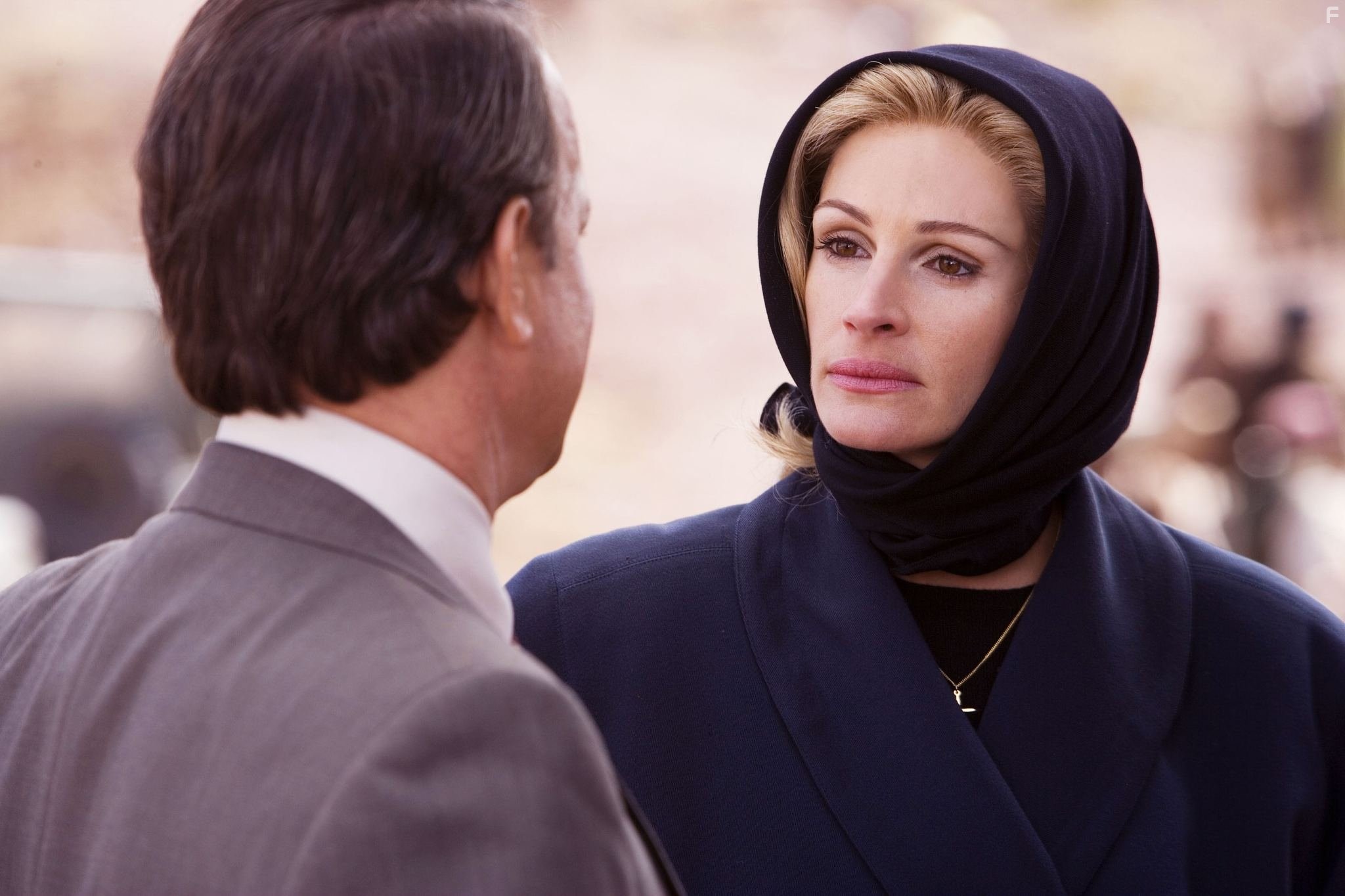 Tom Hanks and Julia Roberts in Война Чарли Уилсона (2007)