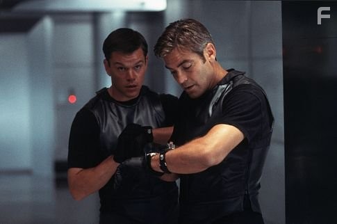 George Clooney and Matt Damon in Одиннадцать друзей Оушена (2001)