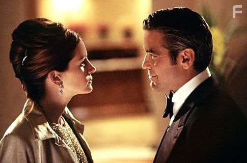George Clooney and Julia Roberts in Одиннадцать друзей Оушена (2001)