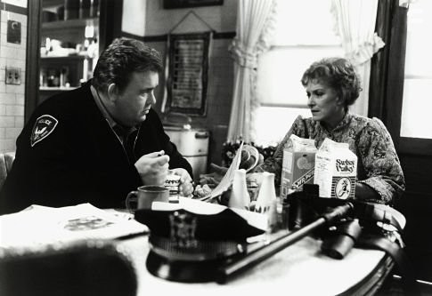 Maureen O'Hara and John Candy in Поймет лишь одинокий (1991)