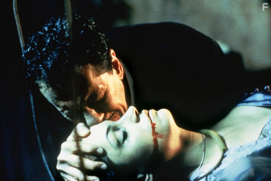 Famke Janssen and Geoffrey Rush in Дом ночных призраков (1999)