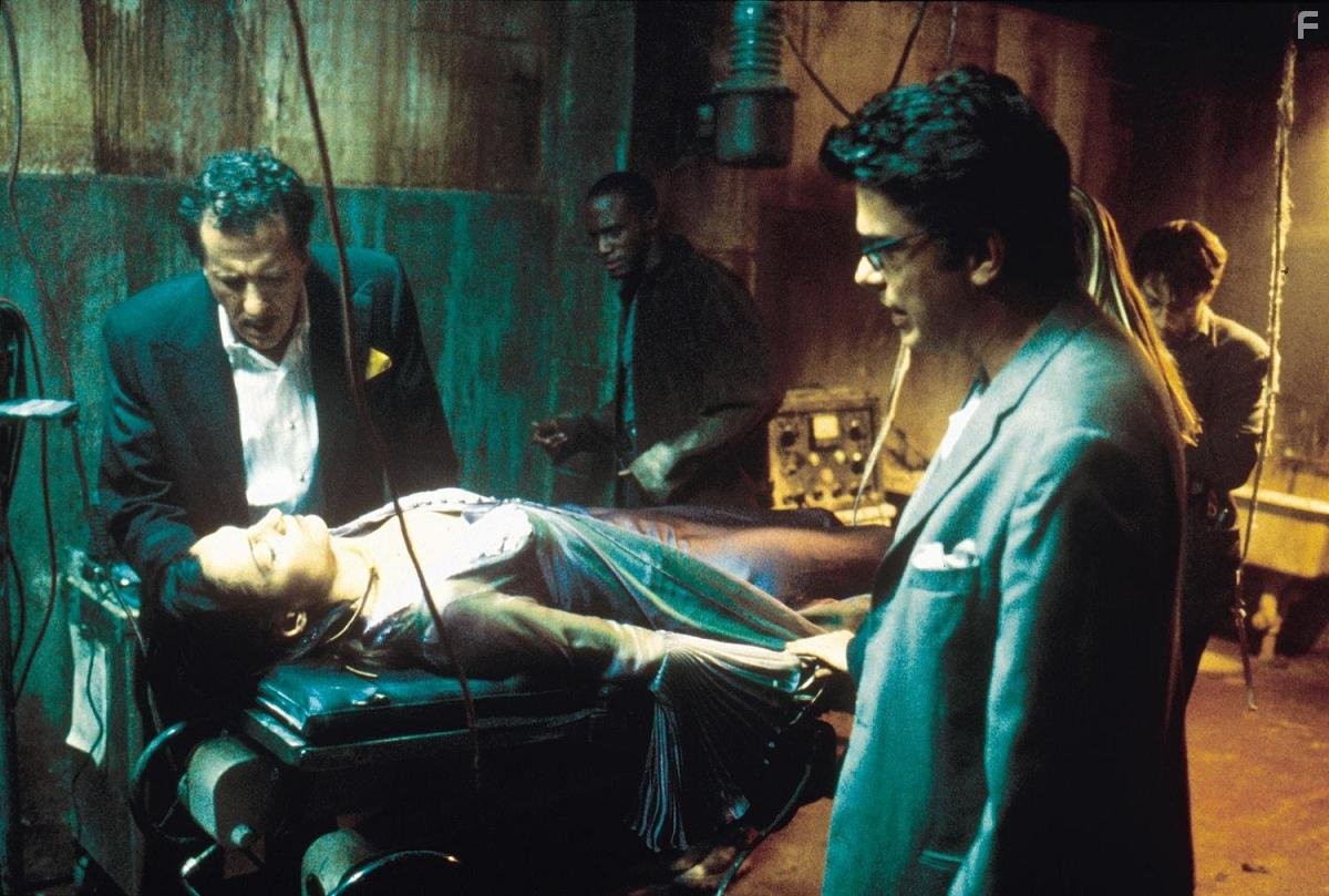 Famke Janssen, Peter Gallagher, and Geoffrey Rush in Дом ночных призраков (1999)