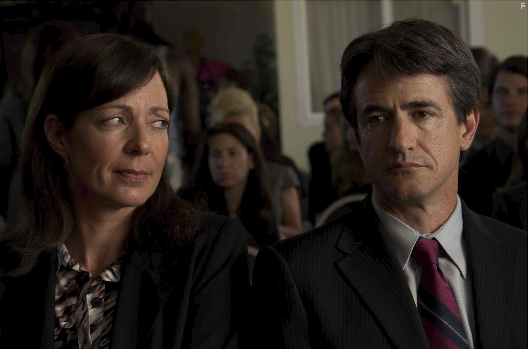 Dermot Mulroney and Allison Janney in Удар молнии (2012)