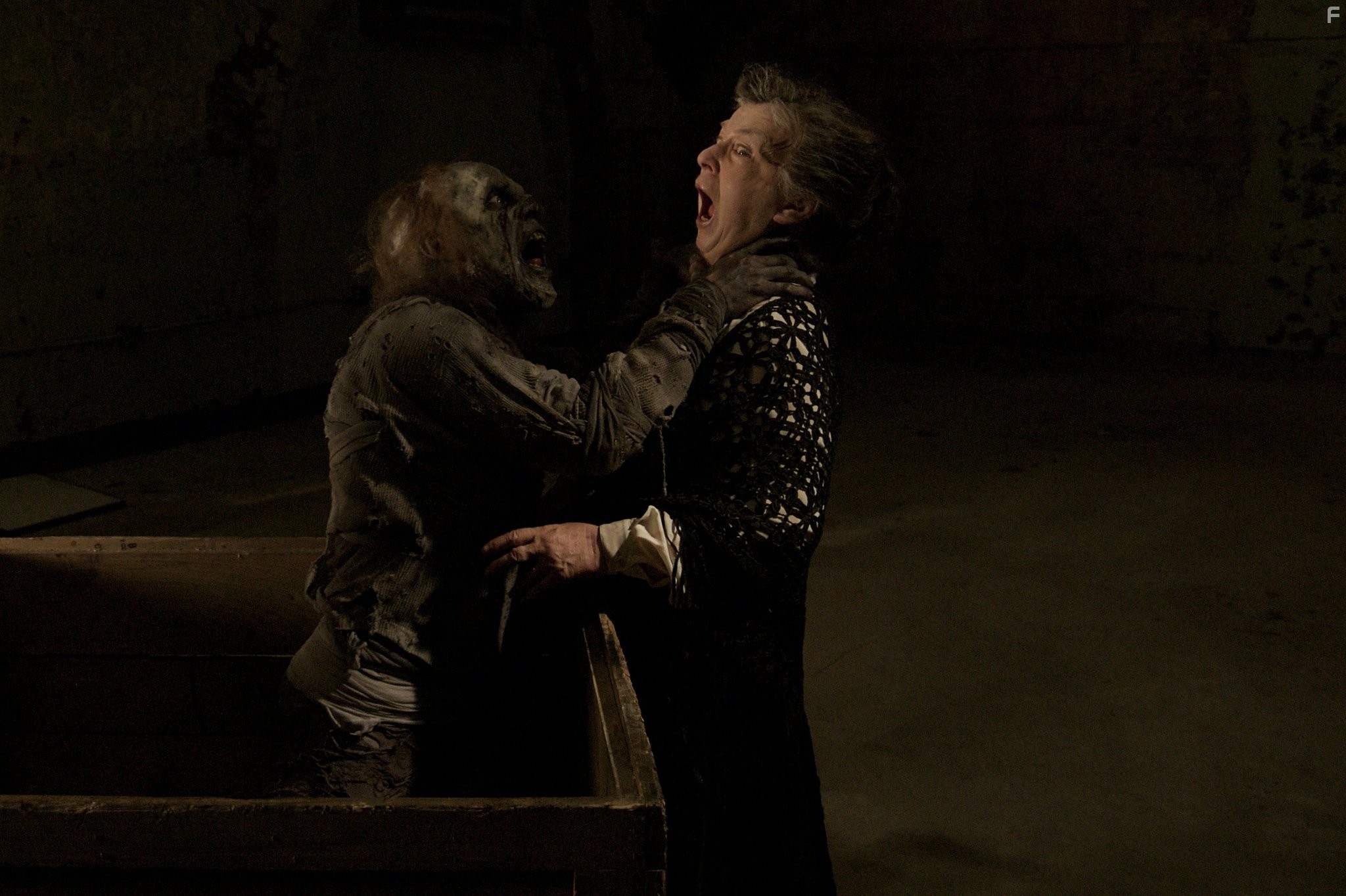 Ron Perlman in Продавец мертвых (2008)