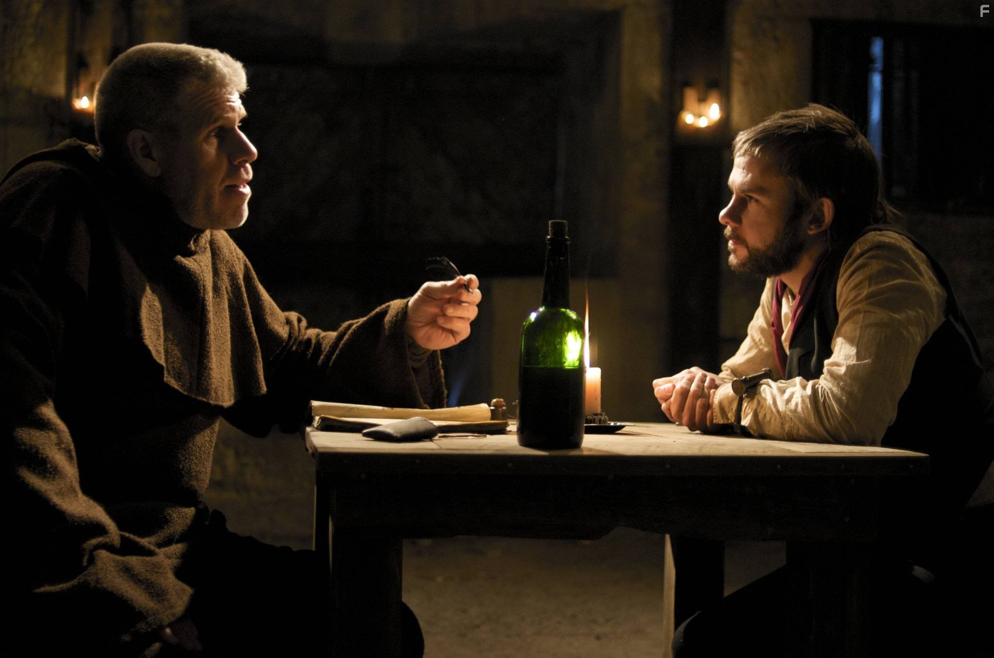 Ron Perlman and Dominic Monaghan in Продавец мертвых (2008)
