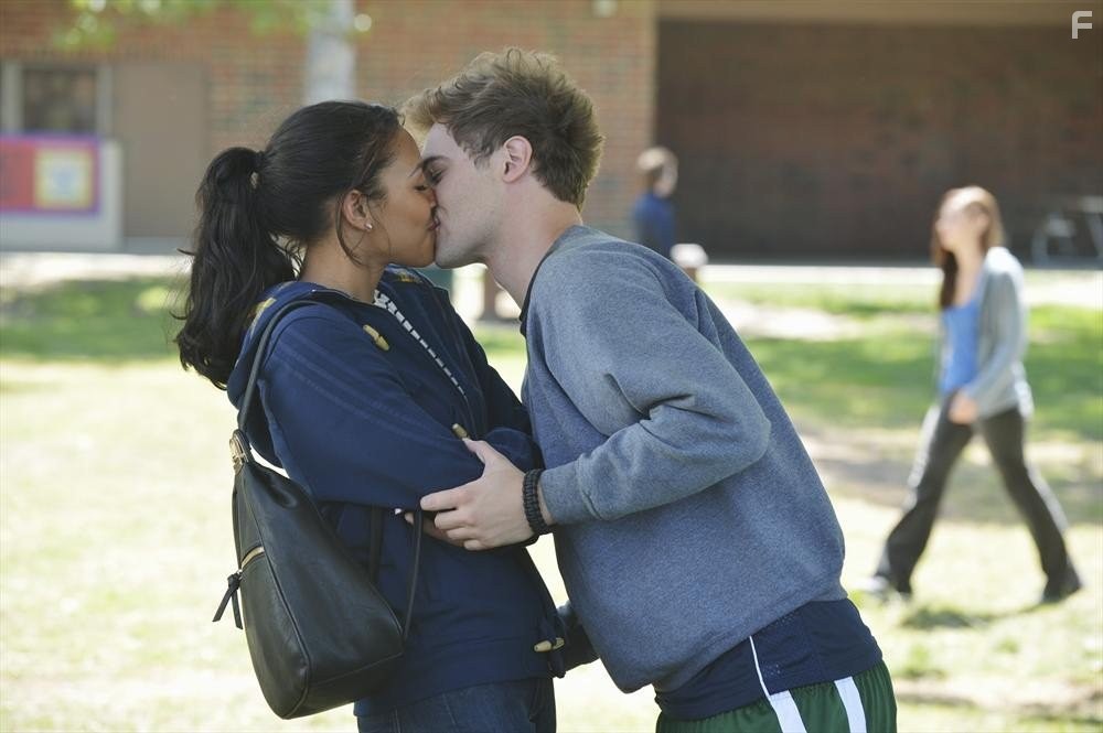 Grey Damon and Kylie Bunbury in Социопат (2013)