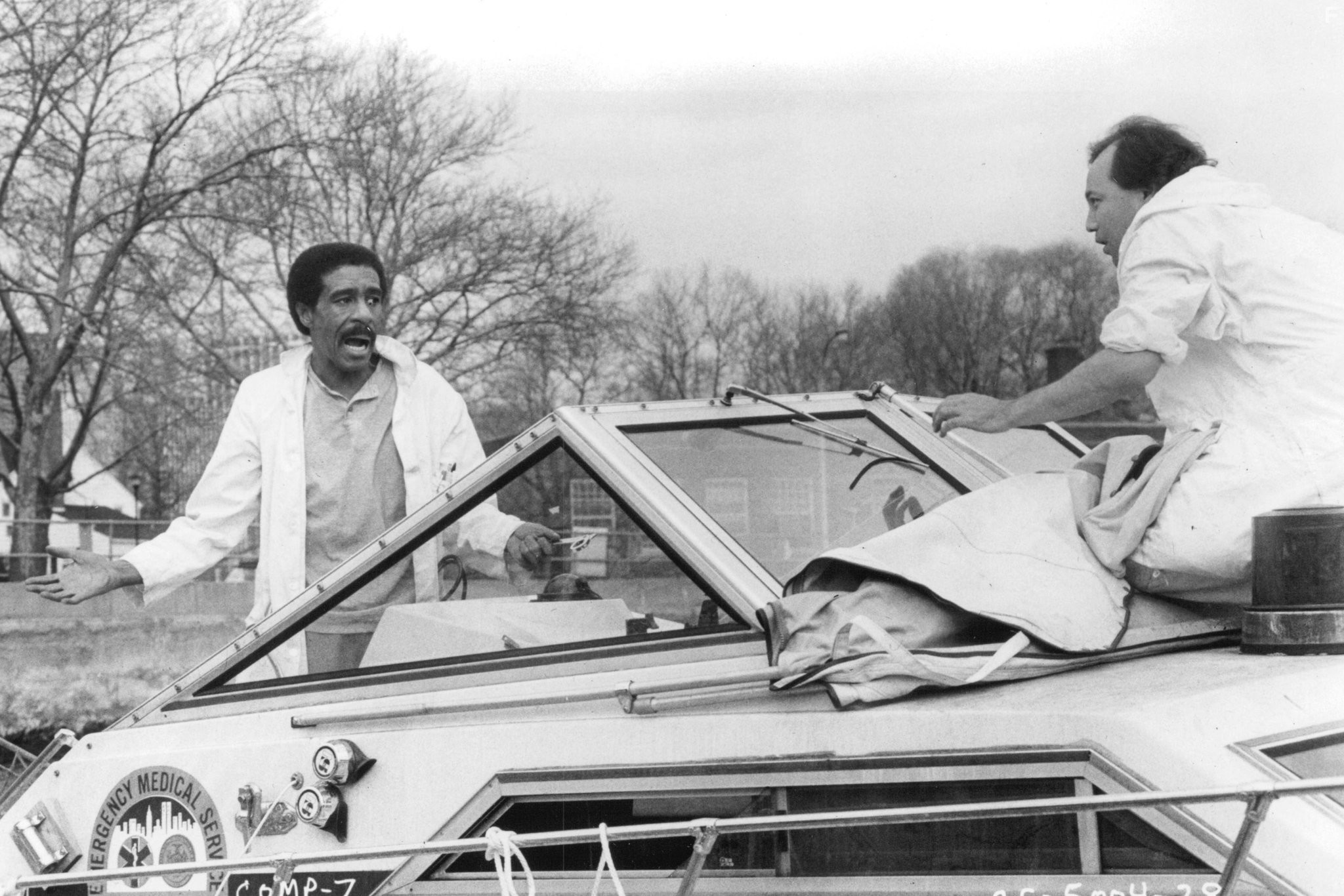 Richard Pryor and Rub?n Blades in Критическое состояние (1987)