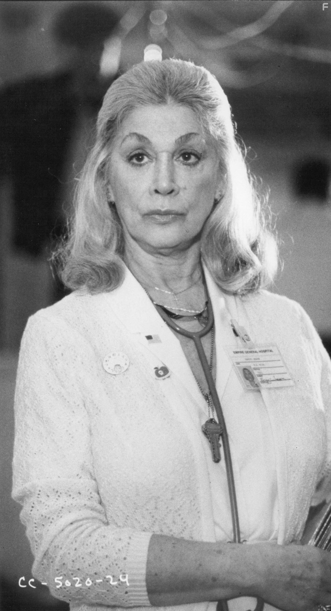 Sylvia Miles in Критическое состояние (1987)