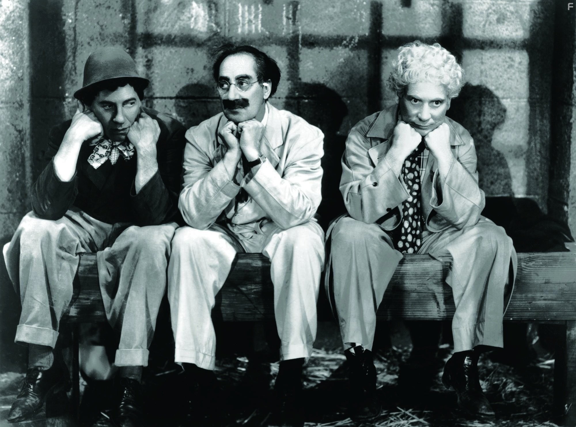 Groucho Marx, Chico Marx, and Harpo Marx in Ночь в Касабланке (1946)