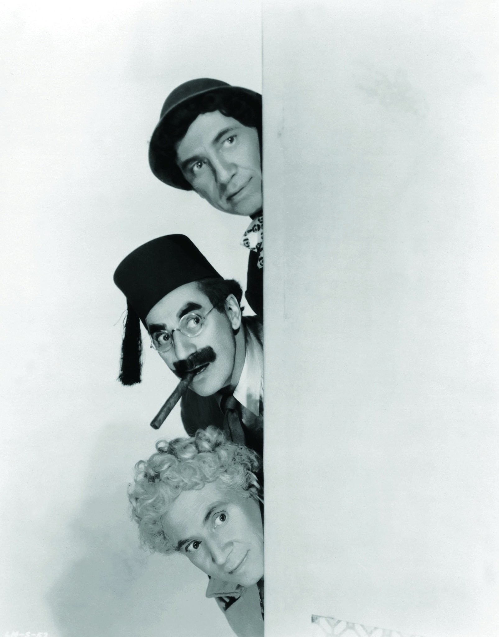 Groucho Marx, Chico Marx, and Harpo Marx in Ночь в Касабланке (1946)
