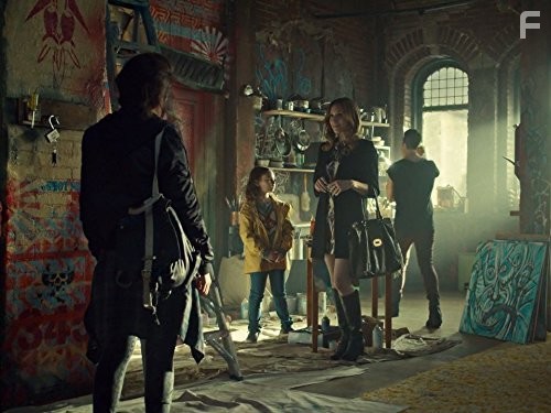 Tatiana Maslany, Lauren Hammersley, Jordan Gavaris, and Skyler Wexler in Тёмное дитя (2013)