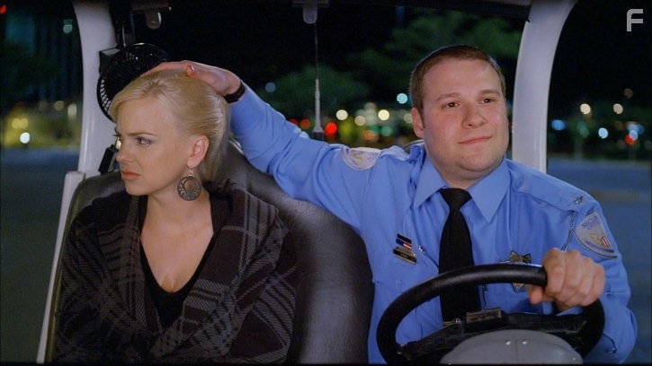 Anna Faris and Seth Rogen in Типа крутой охранник (2009)
