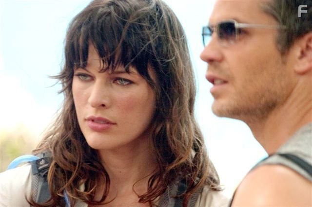 Milla Jovovich and Timothy Olyphant in Идеальный побег (2009)
