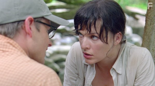 Milla Jovovich and Steve Zahn in Идеальный побег (2009)