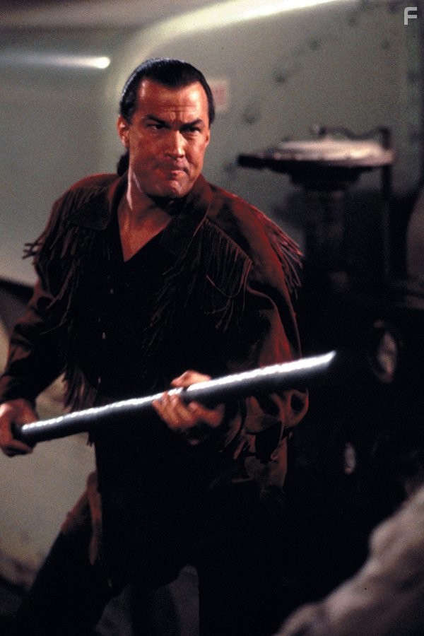 Steven Seagal in B смeртельной опасности (1994)