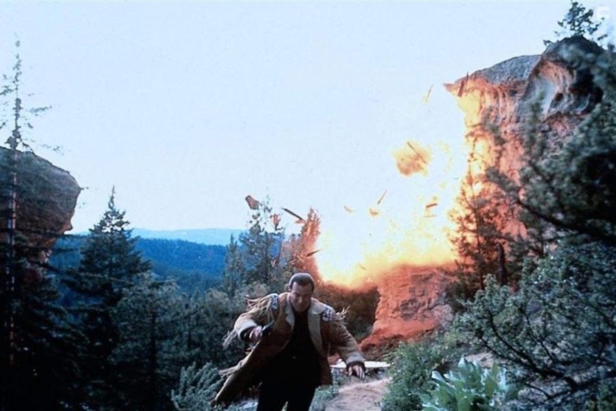 Steven Seagal in B смeртельной опасности (1994)