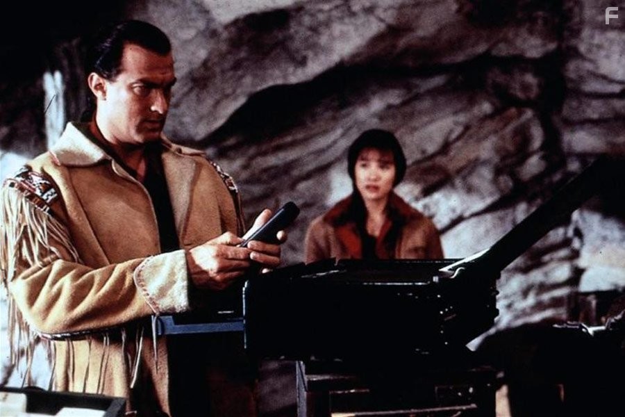 Steven Seagal and Joan Chen in B смeртельной опасности (1994)