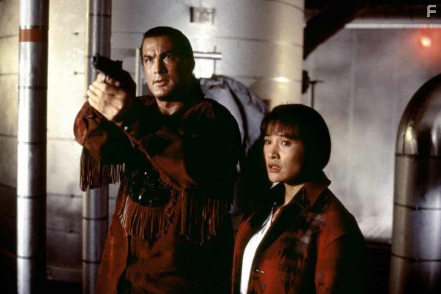 Steven Seagal and Joan Chen in B смeртельной опасности (1994)