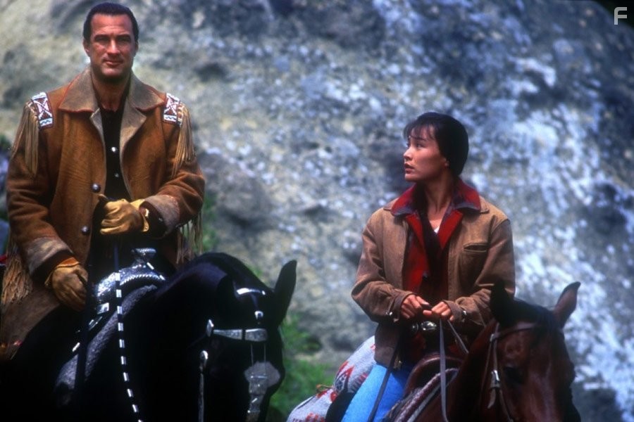 Steven Seagal and Joan Chen in B смeртельной опасности (1994)