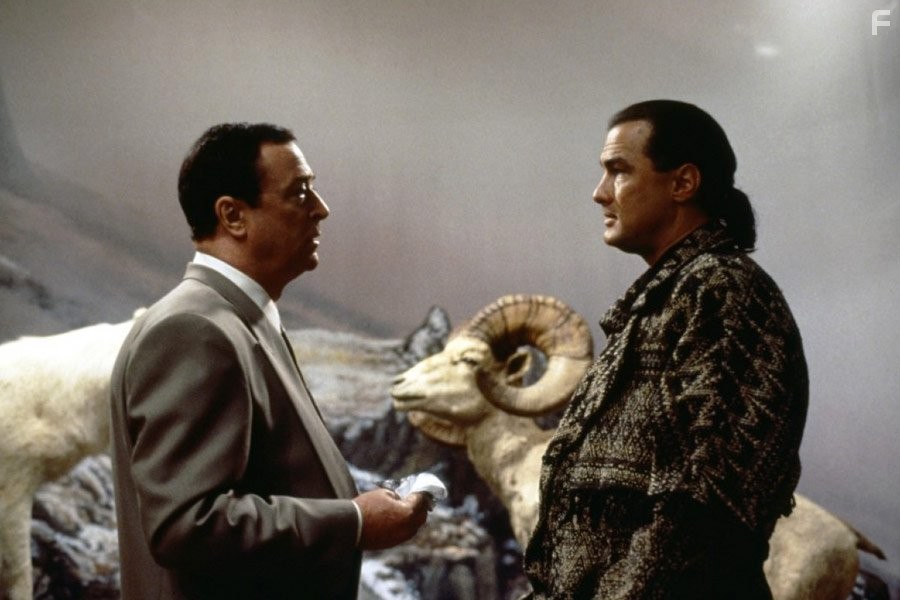 Steven Seagal and Michael Caine in B смeртельной опасности (1994)