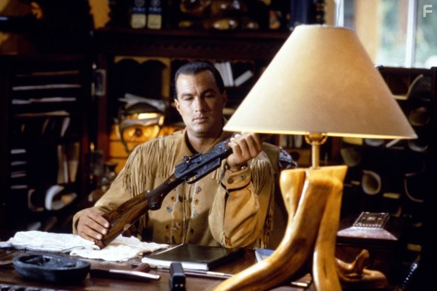 Steven Seagal in B смeртельной опасности (1994)