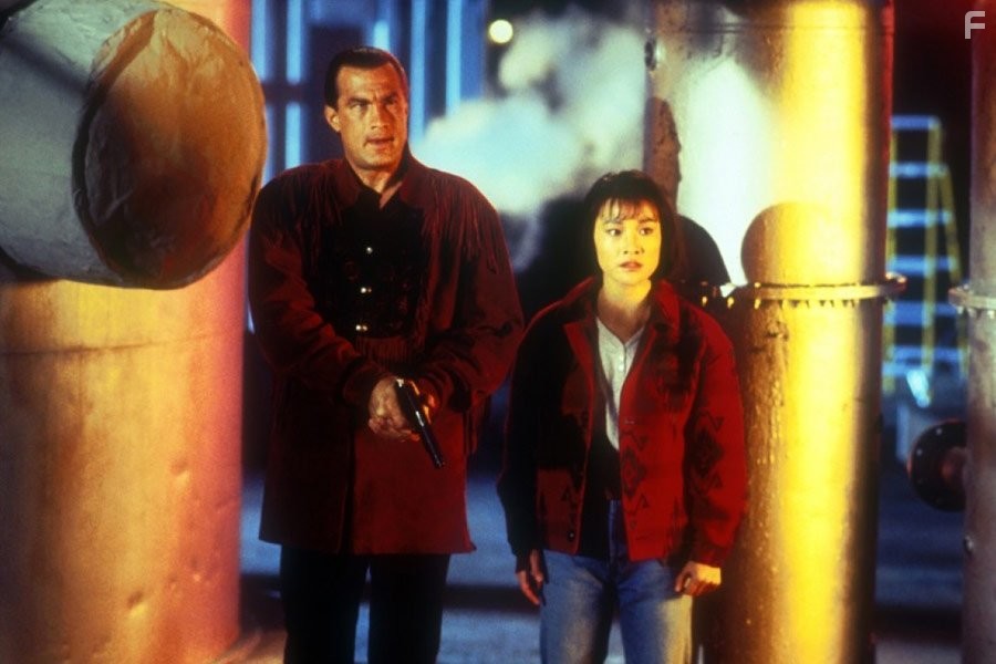 Steven Seagal and Joan Chen in B смeртельной опасности (1994)