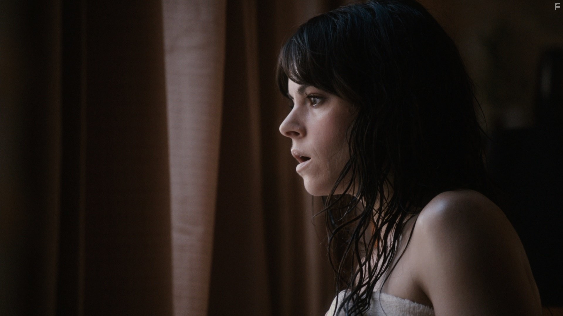 Emily Hampshire in Секс и ничего лишнего (2012)