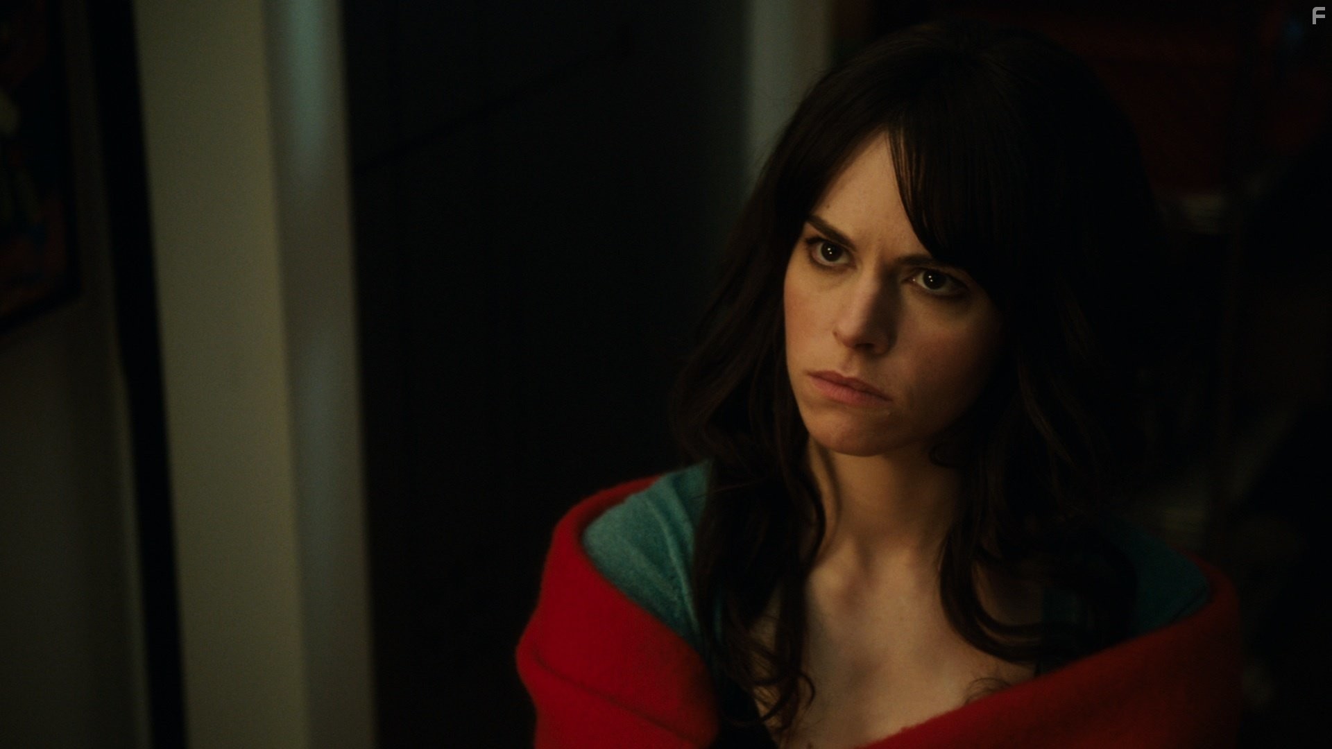 Emily Hampshire in Секс и ничего лишнего (2012)