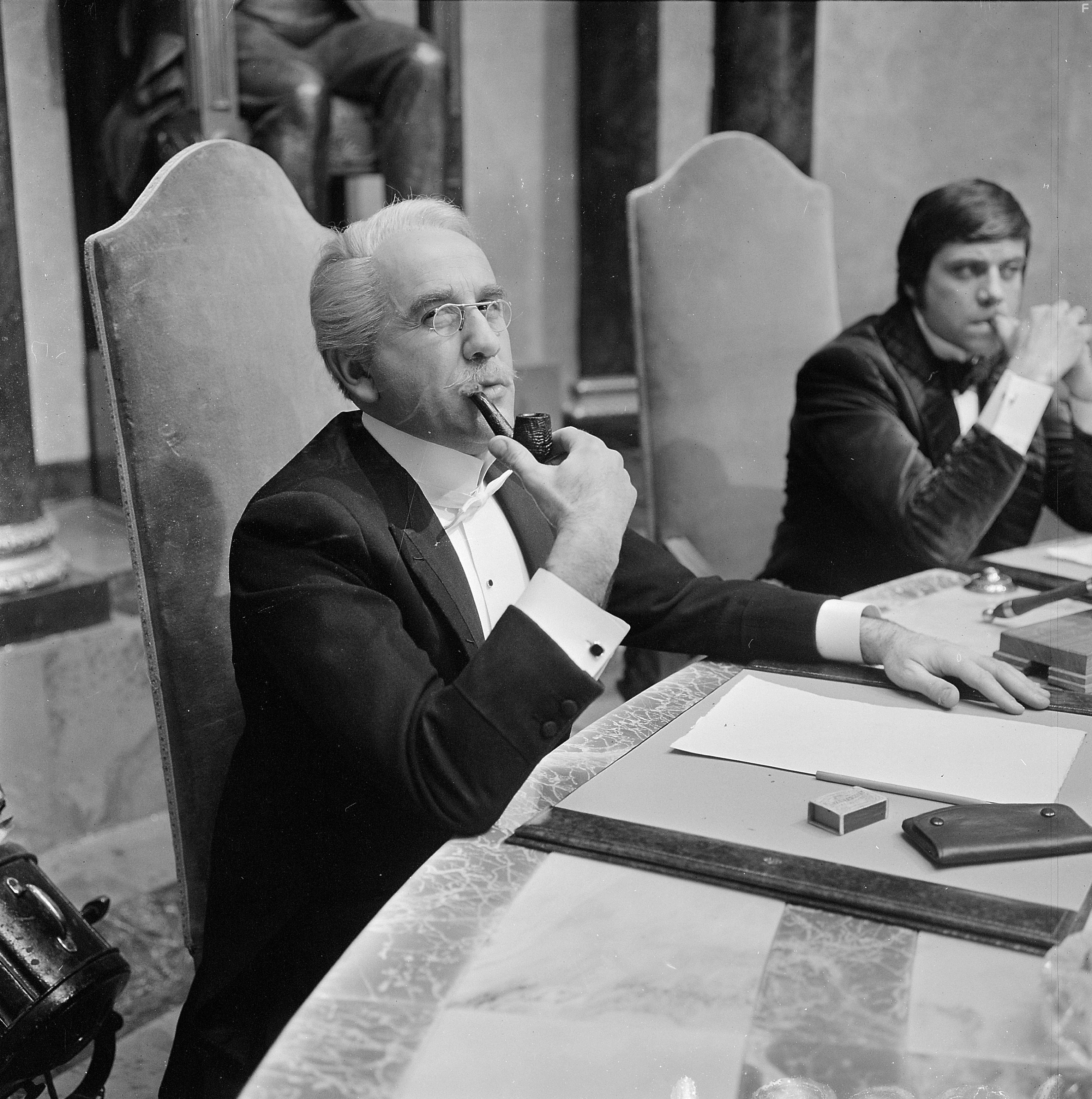 Oliver Reed and Warren Mitchell in Бюро убийств (1969)