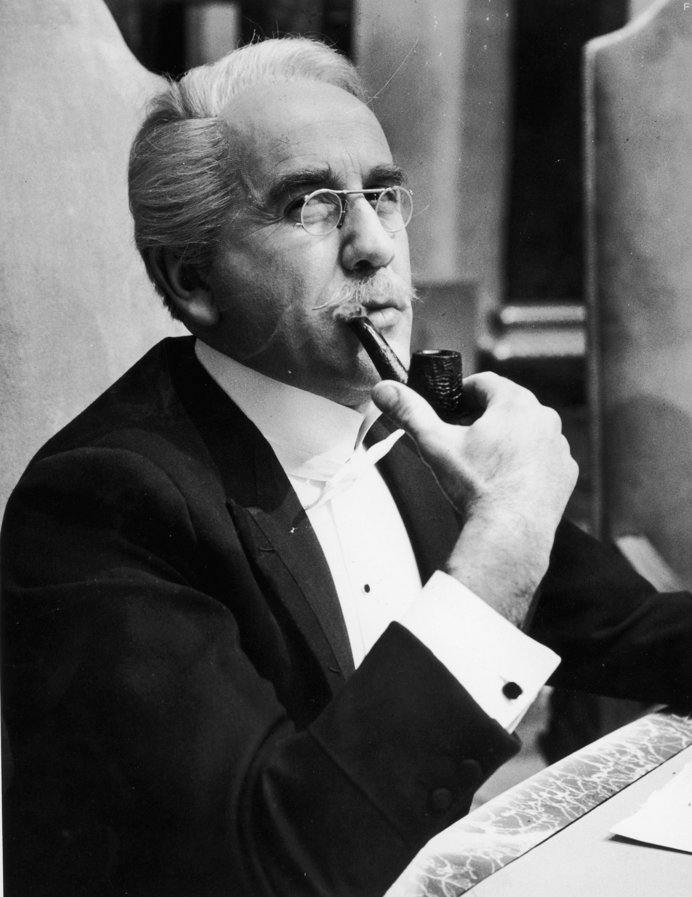 Warren Mitchell in Бюро убийств (1969)