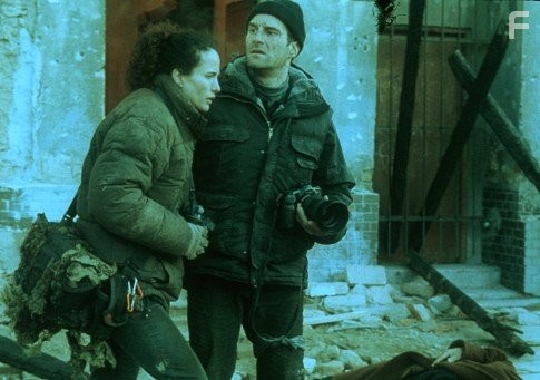 Elias Koteas and Andie MacDowell in Спасти Хэррисона (2000)
