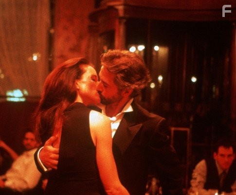 Andie MacDowell and David Strathairn in Спасти Хэррисона (2000)