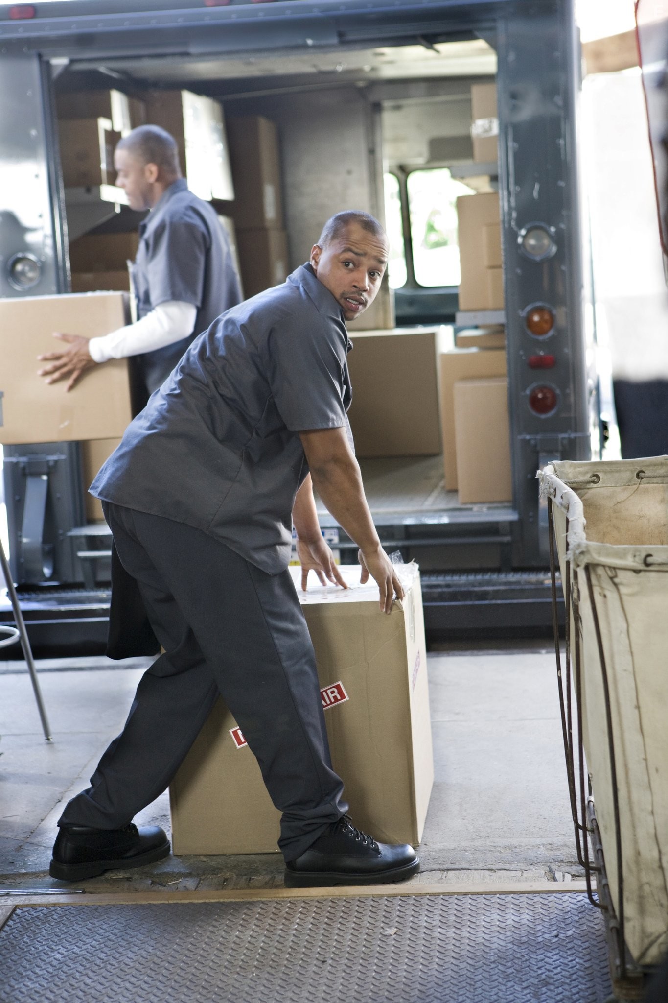 Donald Faison in Доставка завтра авиапочтой (2009)