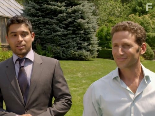 Wilmer Valderrama and Mark Feuerstein in Дорогой доктор (2009)