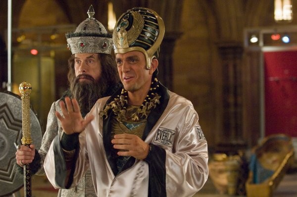 Hank Azaria and Christopher Guest in Ночь в музее 2 (2009)