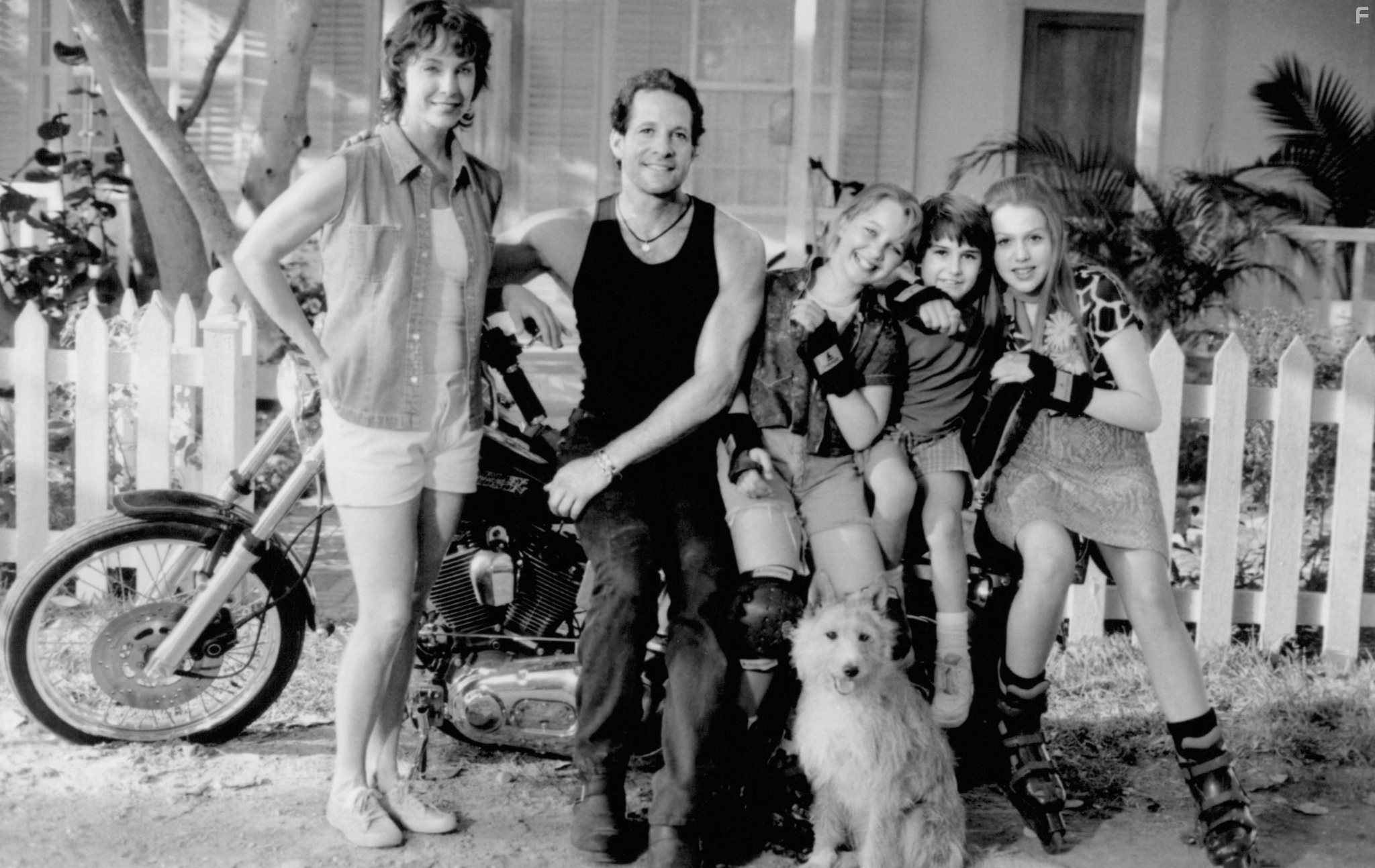 Steve Guttenberg, Kathleen Quinlan, Majandra Delfino, Jessica Howell, and Miko Hughes in Зевс и Роксана (1997)