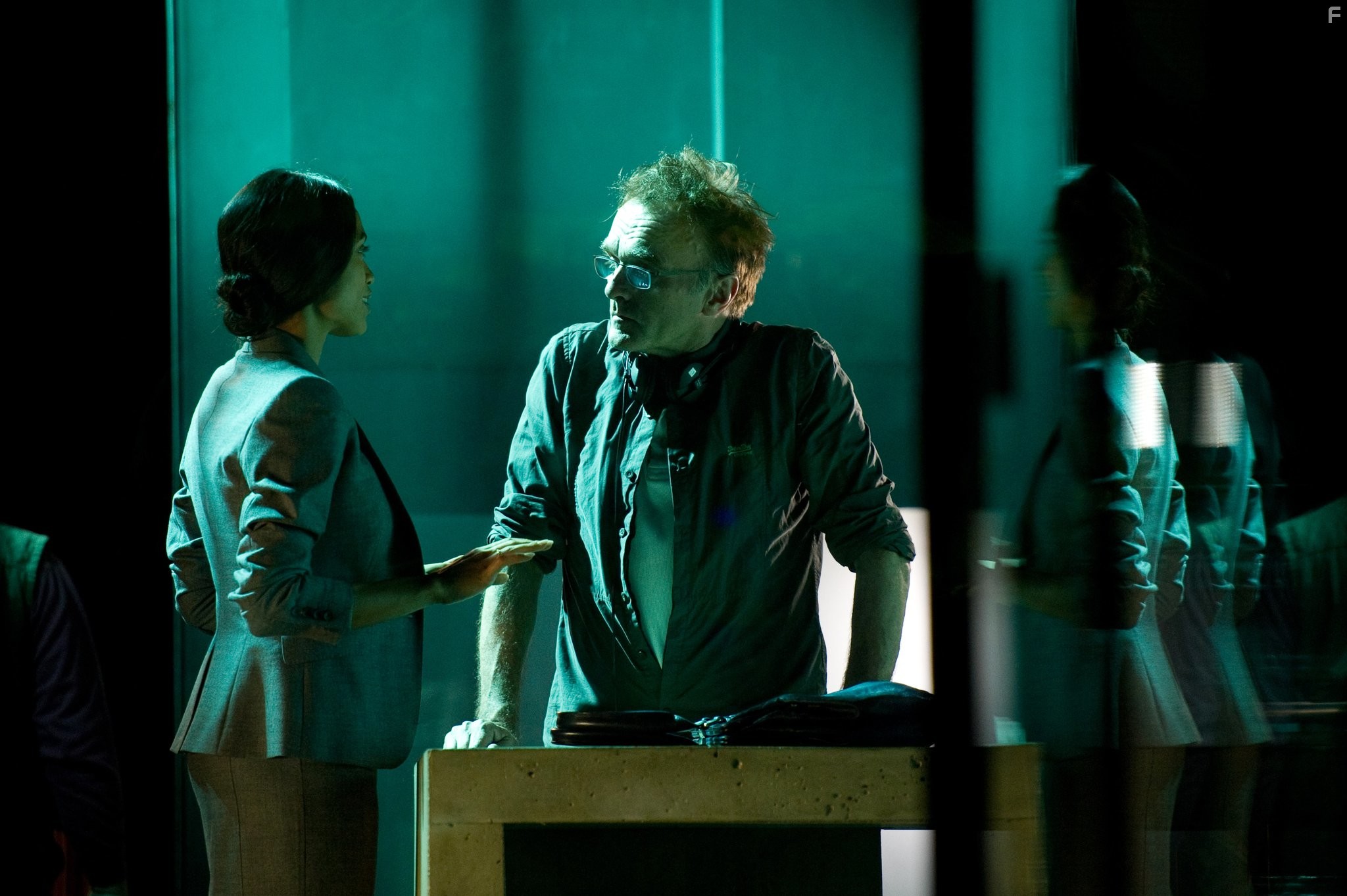 Danny Boyle and Rosario Dawson in Транс (2013)