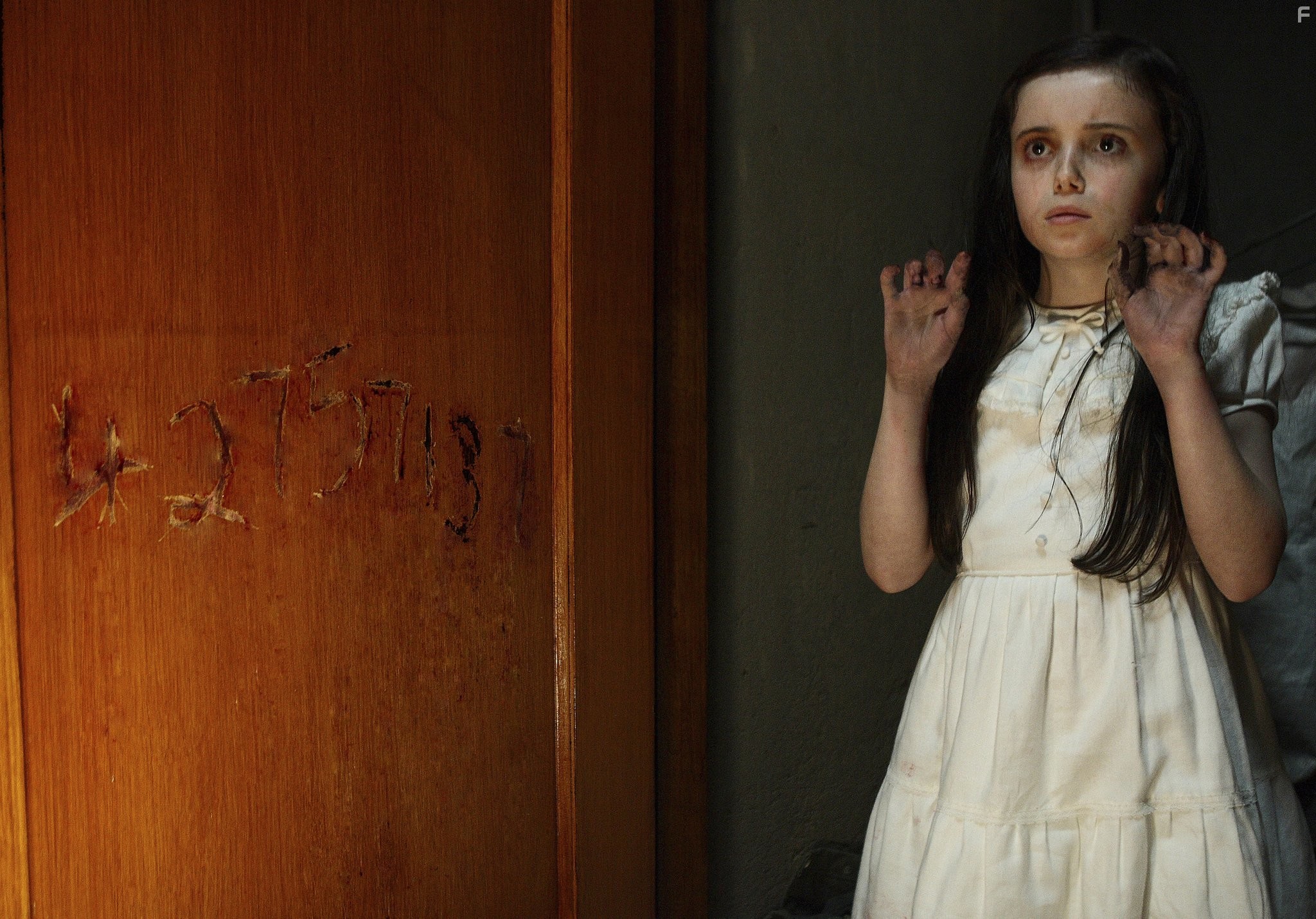 Lara Robinson in Знамение (2009)